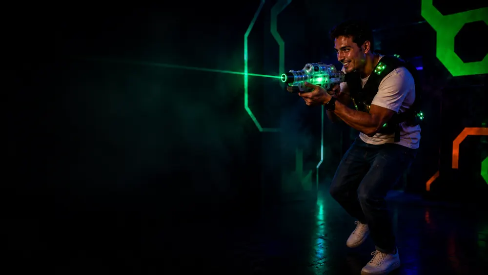 Laser game en Alfazone: laberinto de neón y grupo de jugadores equipados (Alfafar, Valencia)