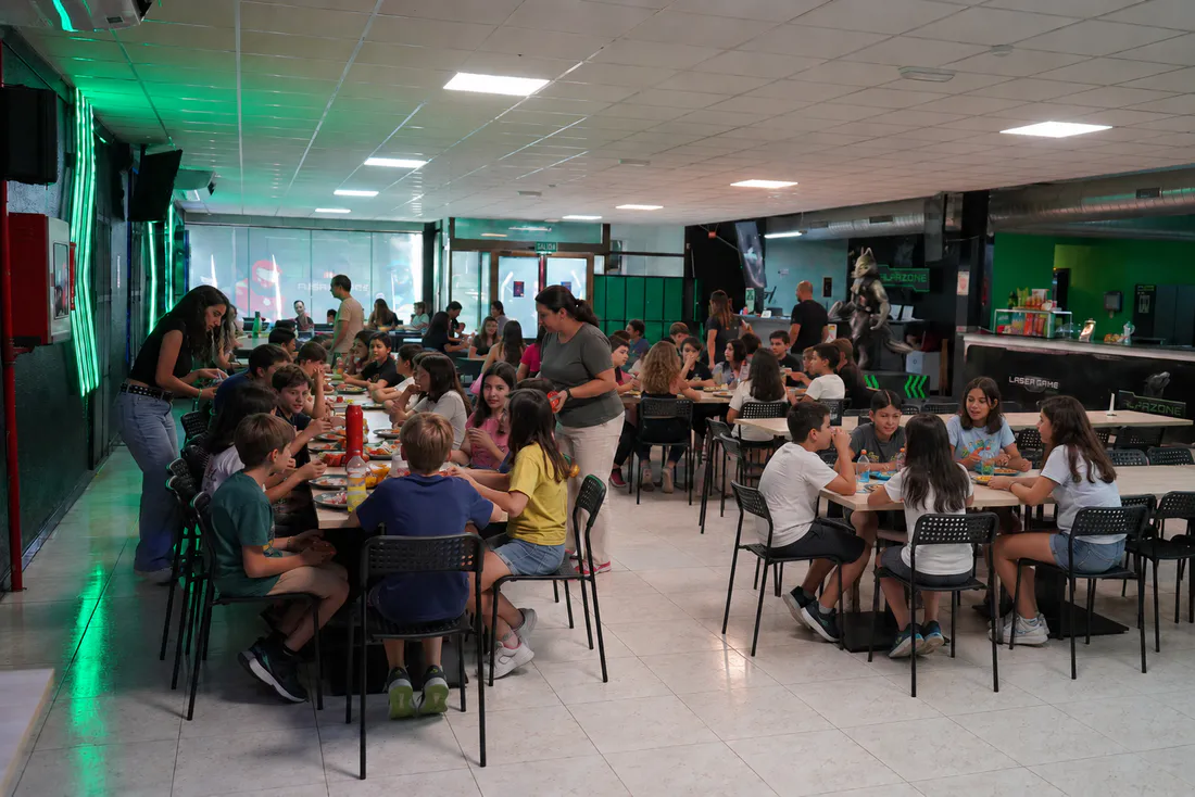 Zona de meriendas de los cumpleaños en Alfazone (Alfafar): el comedor durante una merienda