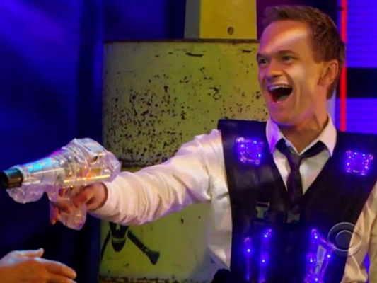 Barney Stinson jugando a Laser Tag